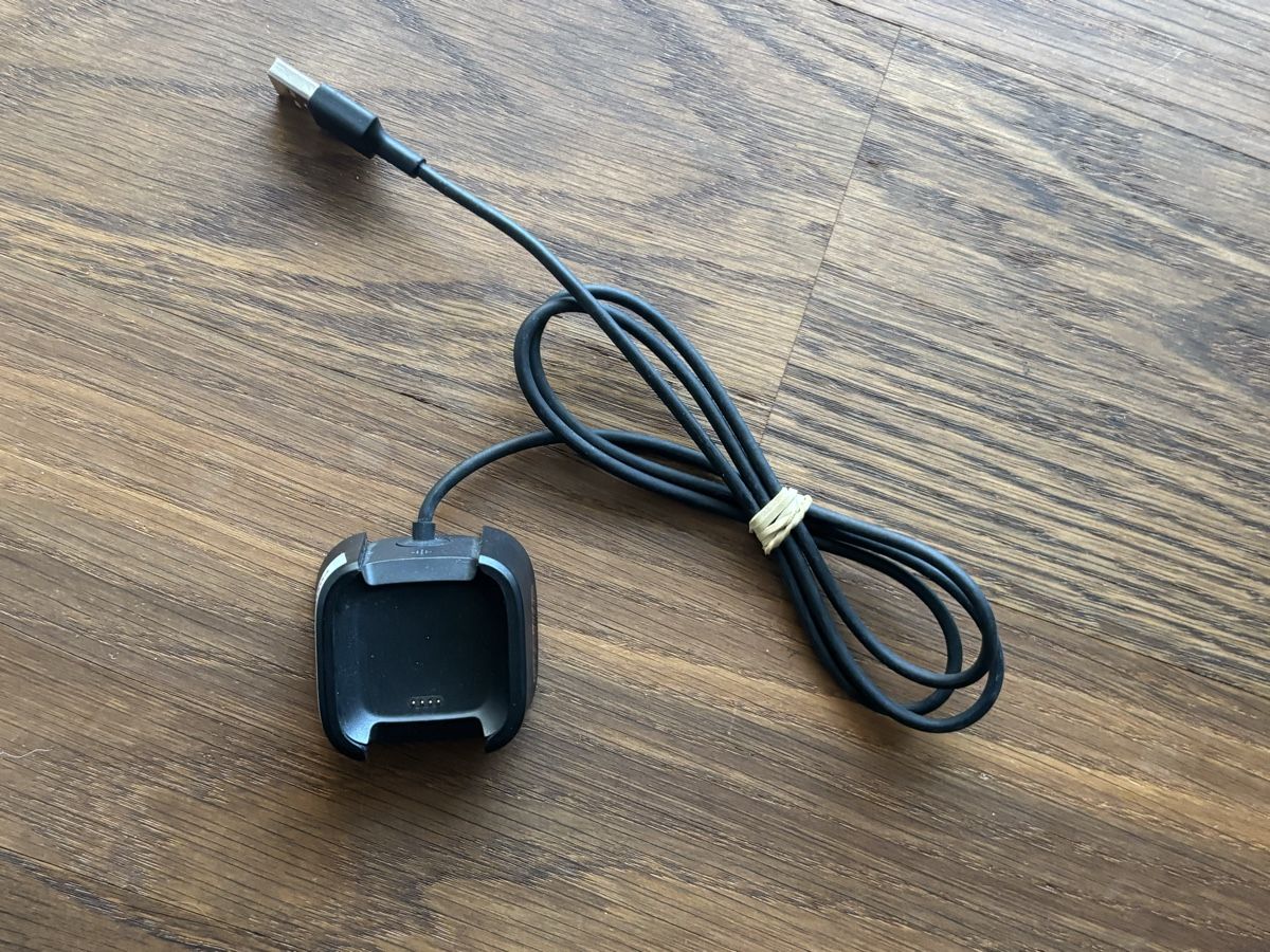 Fitbit Smartwatch: Fitbit Versa Smartwatch schwarz mit Ladekabel – Usato da Männedorf venduto da Spargeluno 2