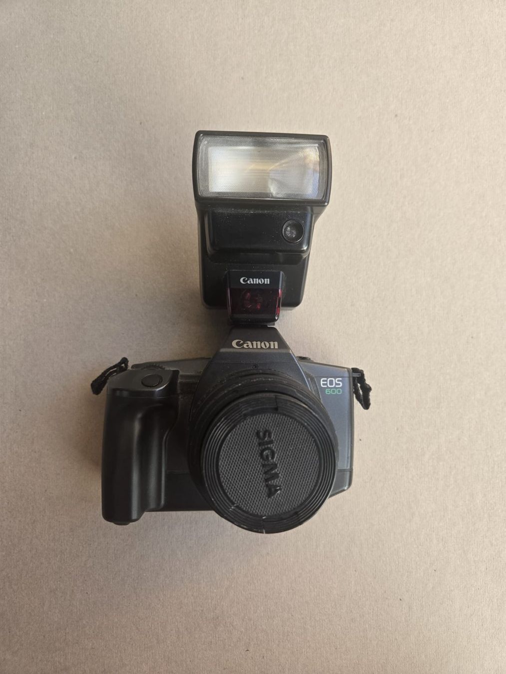 Canon Fotocamera: Canon EOS 600 analog mit Sigma Zoom Objektiv und Blitzgerät – Usato da Hunzenschwil venduto da Hardrock6 1