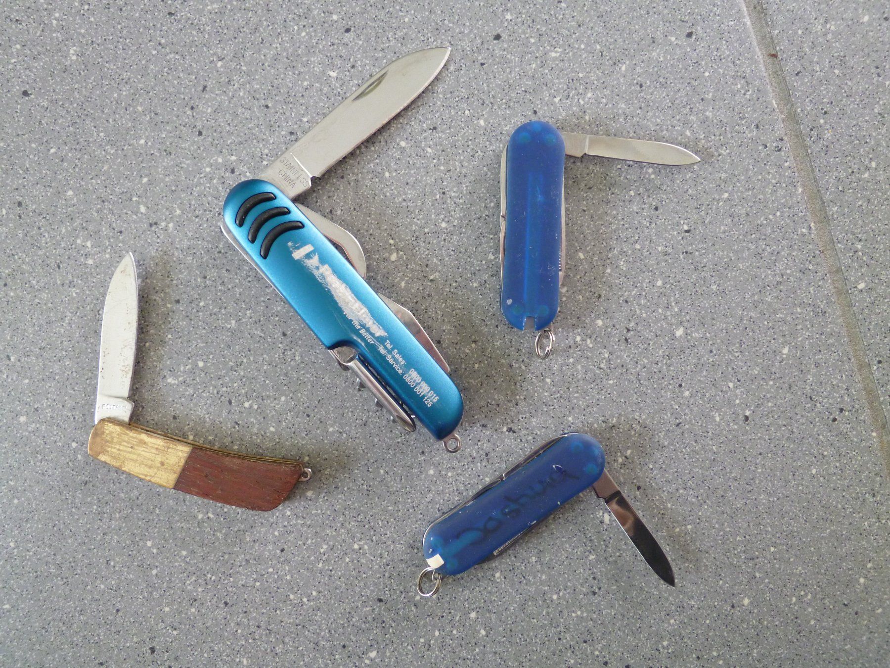 Coltelli tascabile: 4 kleine Taschenmesser gebraucht   mit Werbung – Usato da Dättlikon venduto da Mamakuga 1