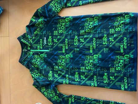 Pull thermique décathlon noir et vert en taille 14 ans