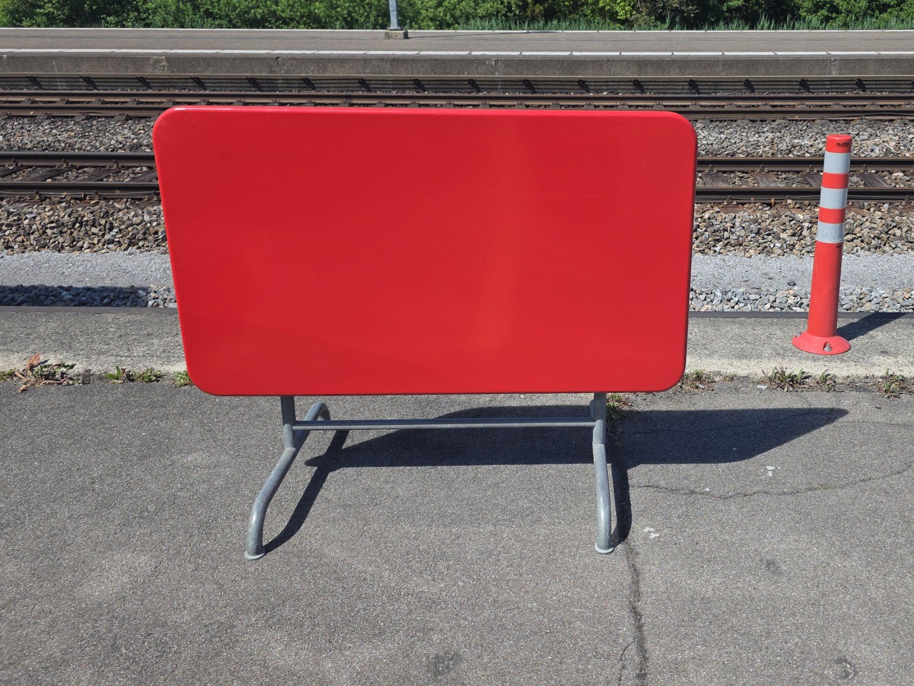 Tavoli: Roter Gartentisch Sissach - klappbar, Metall - Ref. 05/57 – Usato da Au ZH venduto da BrockiAu 9