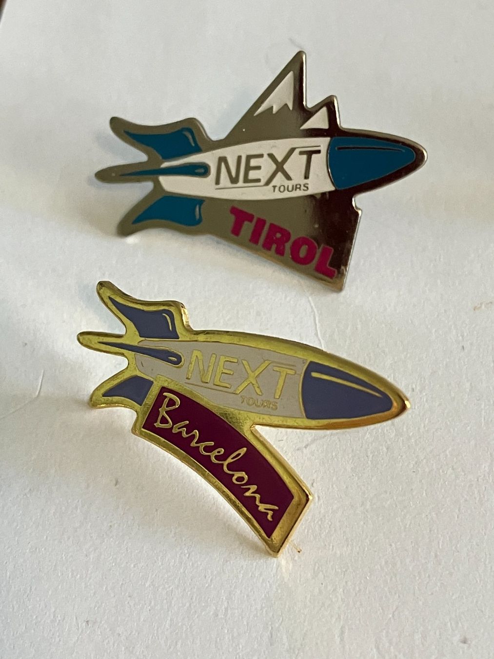 Placchette & Badge: 2 Pin Next Tours Tirol / Barcelona – Usato da Basel venduto da djwwpp