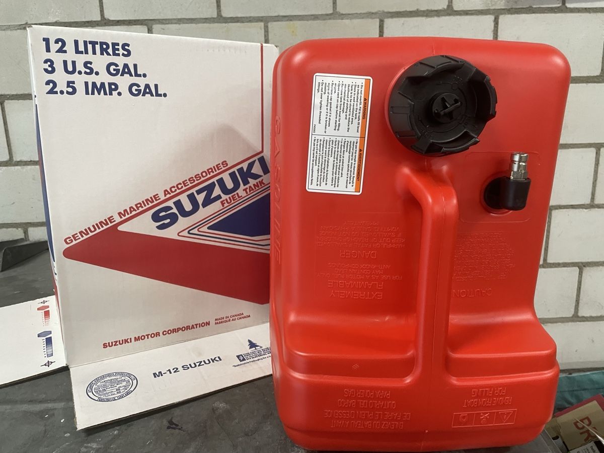 Suzuki Accessori per altri veicoli: Benzintank Suzuki – Nuovo e nell'imballaggio originale da Oberrüti venduto da Fapira 1