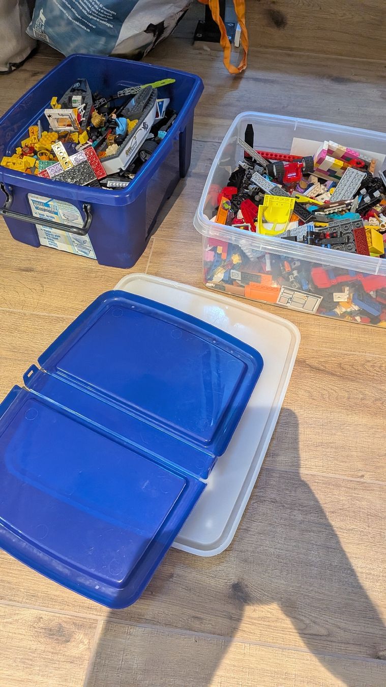 Lego Baukästen: Lego 2 boxes – Gebraucht aus Au ZH von Boringink