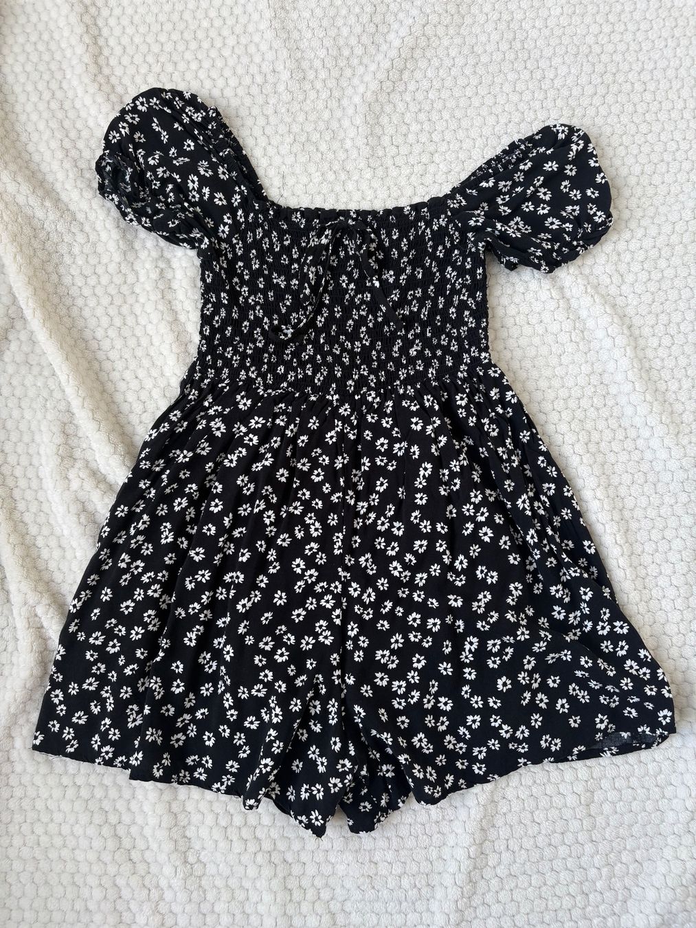 Robes: robe noire avec petites fleurs blanches – D'occasion à Sorens par ma.stlz