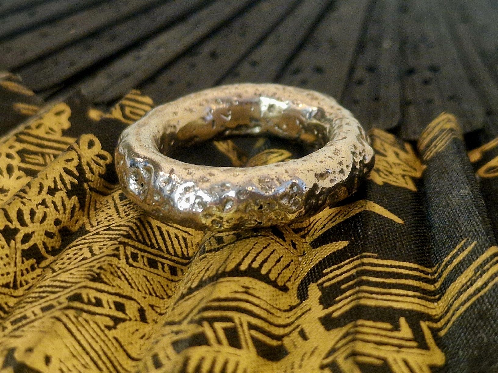 Anelli: Bronzering, Rudimentärstyle, Ringgrösse 54. – Nuovo e nell'imballaggio originale da Aarau venduto da Schmuckhoehle_MD 3