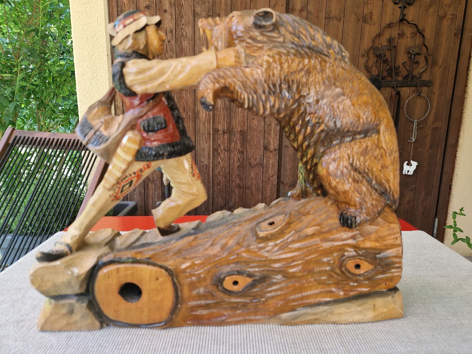 Sculture & Statue: Holzschnitzerei Mann kämpft mit Bär – Usato da Fislisbach venduto da mka_km8f