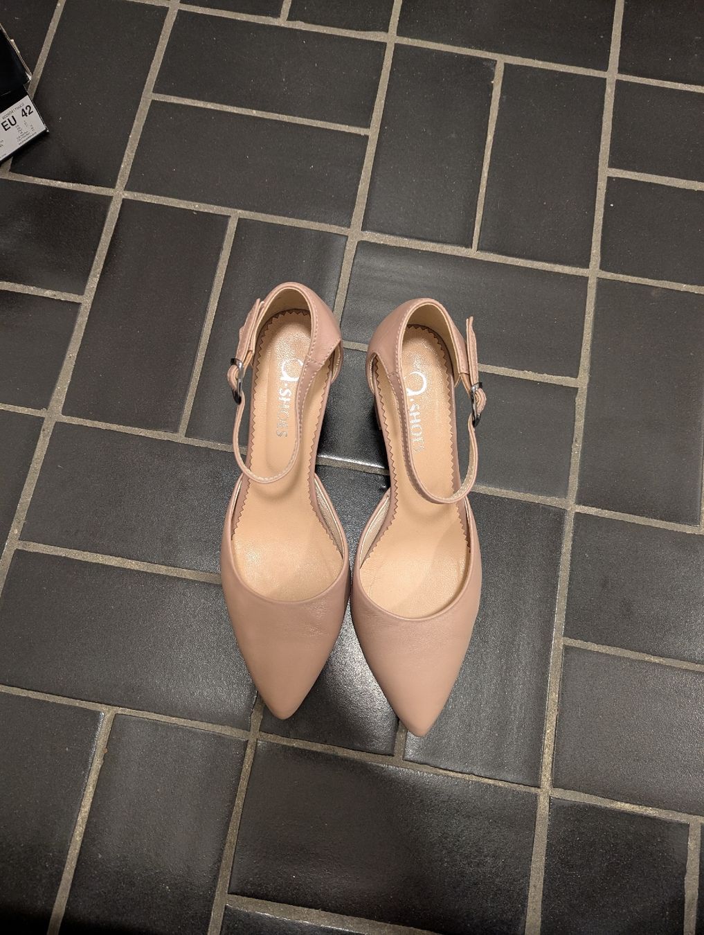 Scarpe da donna: Elegante beigefarbene Lederpumps 41 – Nuovo (secondo la descrizione) da Zürich venduto da vik_r9fn 2