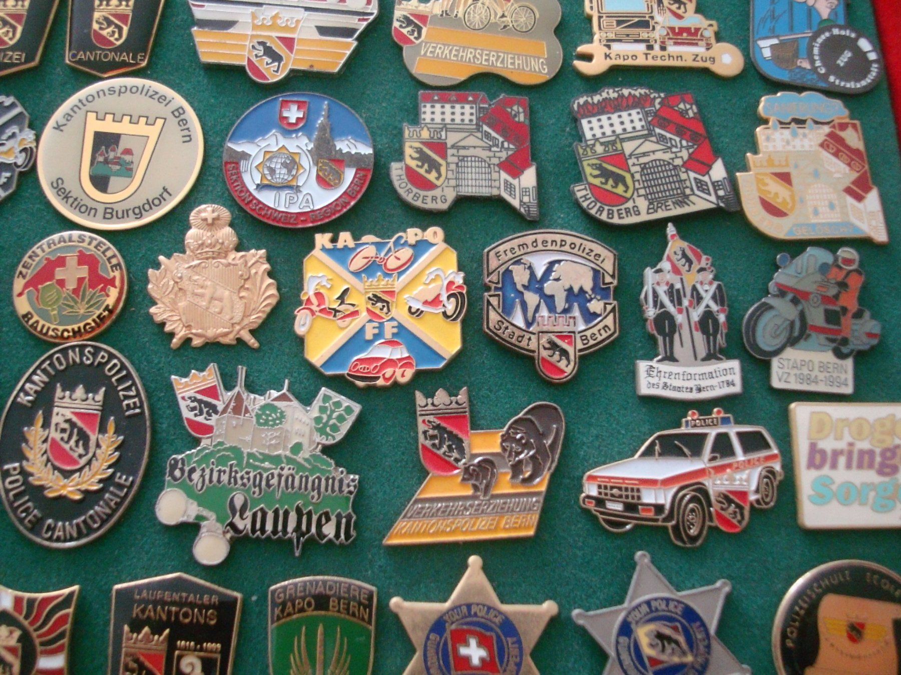 Placchette & Badge: 130 Pin - Schweizer Polizei - Ohne Verschluss – Usato da Neuenegg venduto da flohcante 4