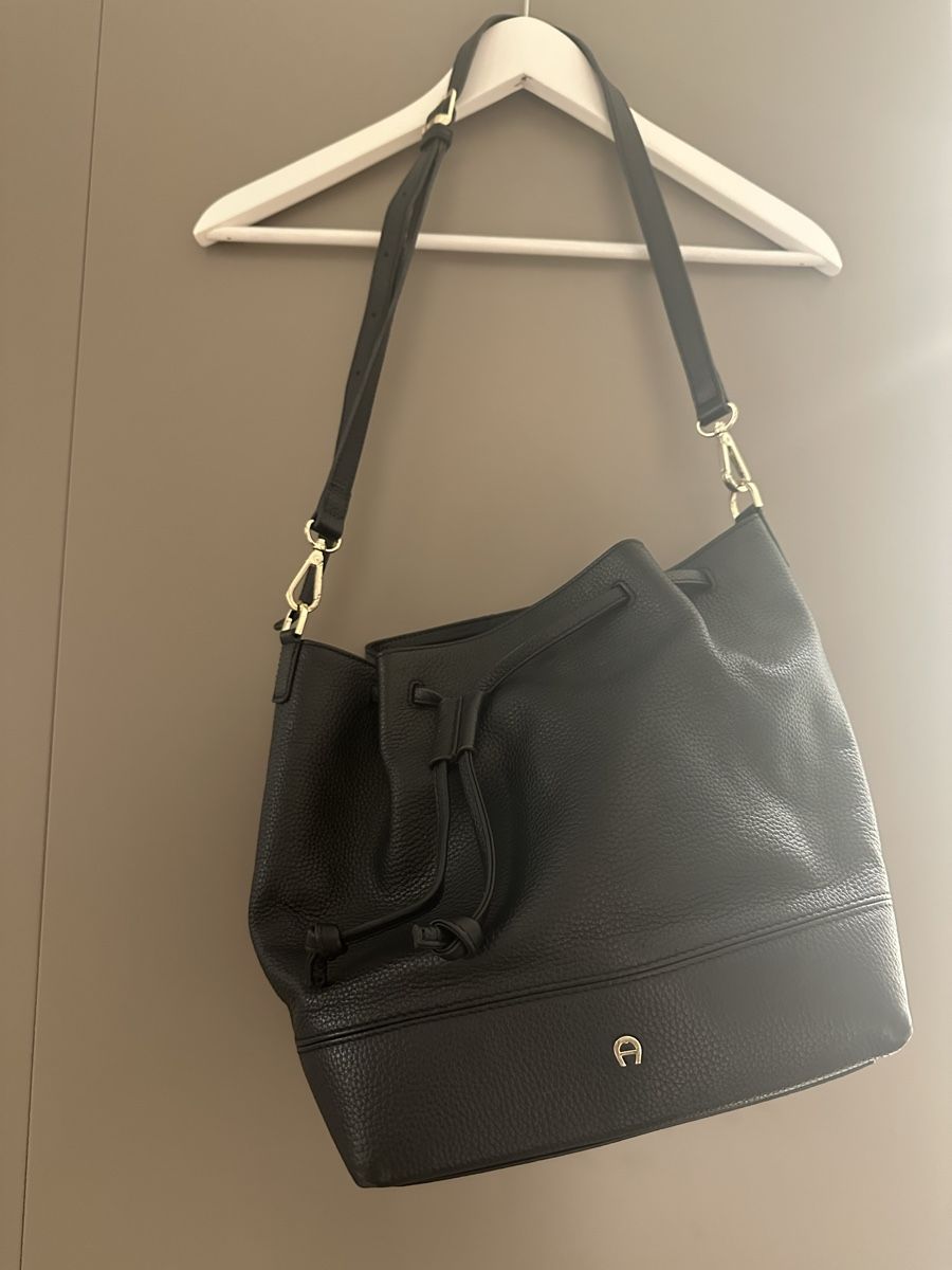 Aigner Borse da donna: Schwarze Beuteltasche von Aigner – Nuovo (secondo la descrizione) da Bern venduto da est_56rm 1