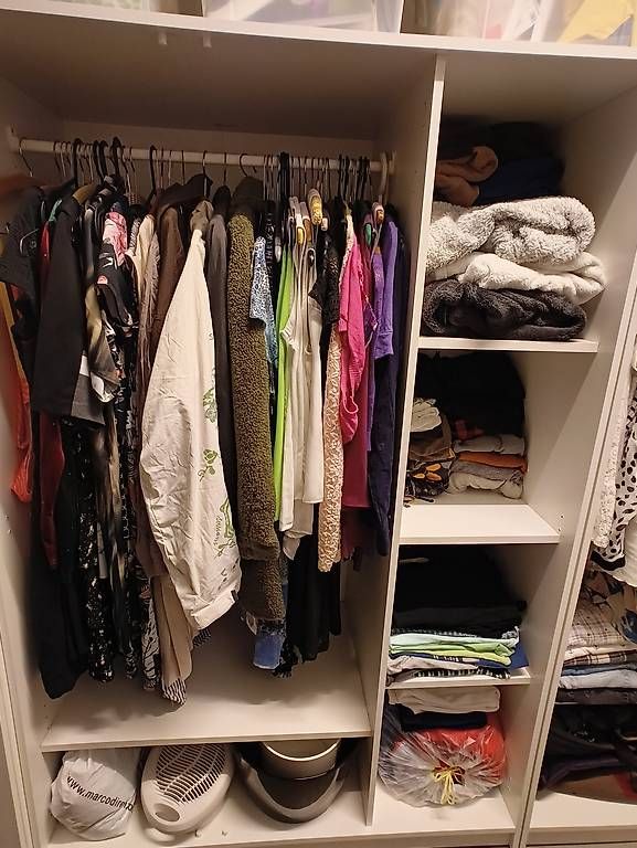 Lotti di vestiti: Flohmi: Diverse Kleider, Schuhe, Shirts, Pullis, etc. – Usato da Nänikon venduto da Manta87 4