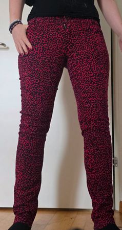 Damen Hose Leo Muster rot Schwarz Grösse M guter Zustand