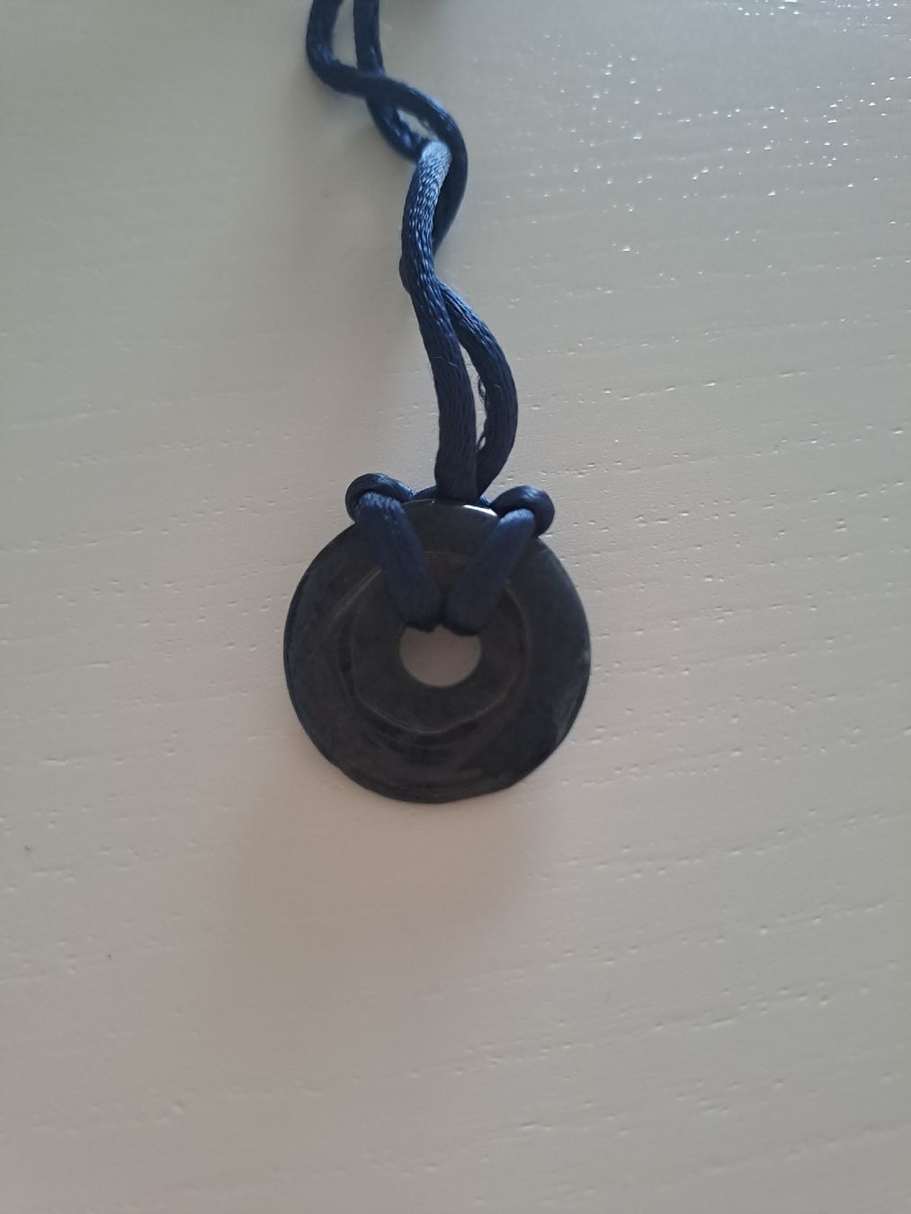 Pendentifs: dunkelblauer Steindonut an verstellbarem Stoffband – Neuf (Voir description) à Suhr par reb_q8y9