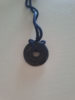dunkelblauer Steindonut an verstellbarem Stoffband