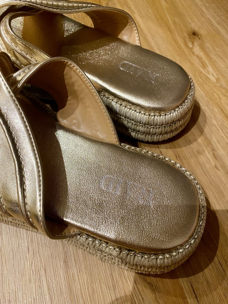 Scarpe da donna: Sandalen Damen Gold Grösse 37 – Usato da Gerzensee venduto da mil_792n 2