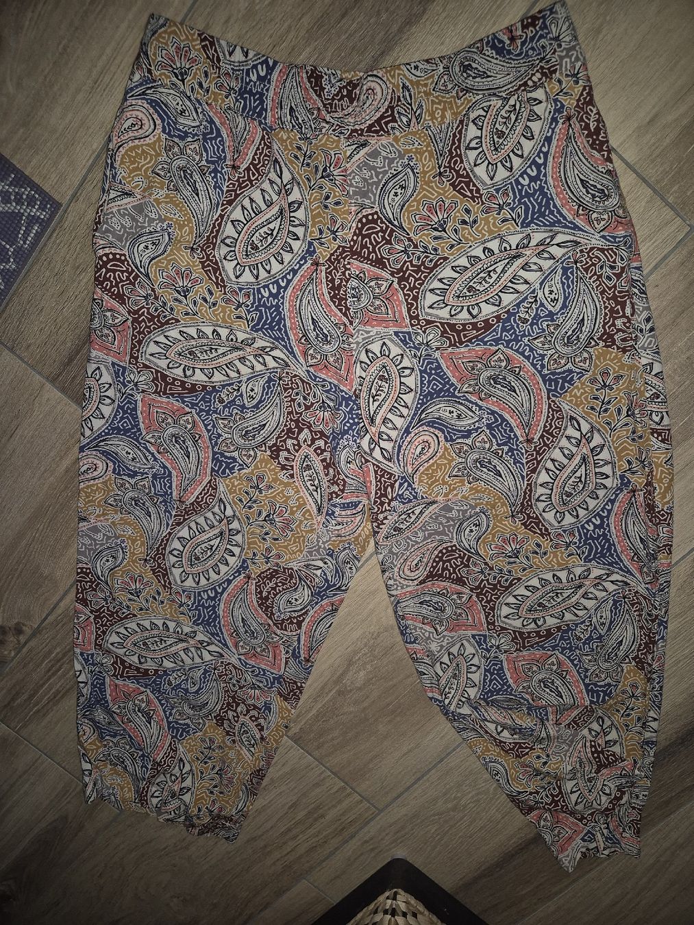 Hosen: Stoffhose mit Paisley Muster Gr. 36 – Gebraucht aus Reinach BL von NeuEntdeckt