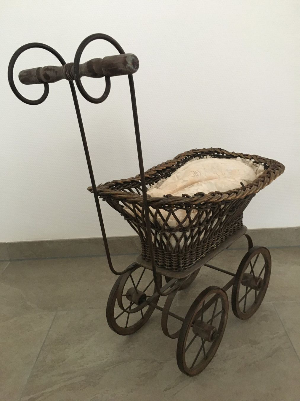 Carrozzine per bambole: Antiker Puppenwagen – Usato da Basel venduto da Lancer4 2