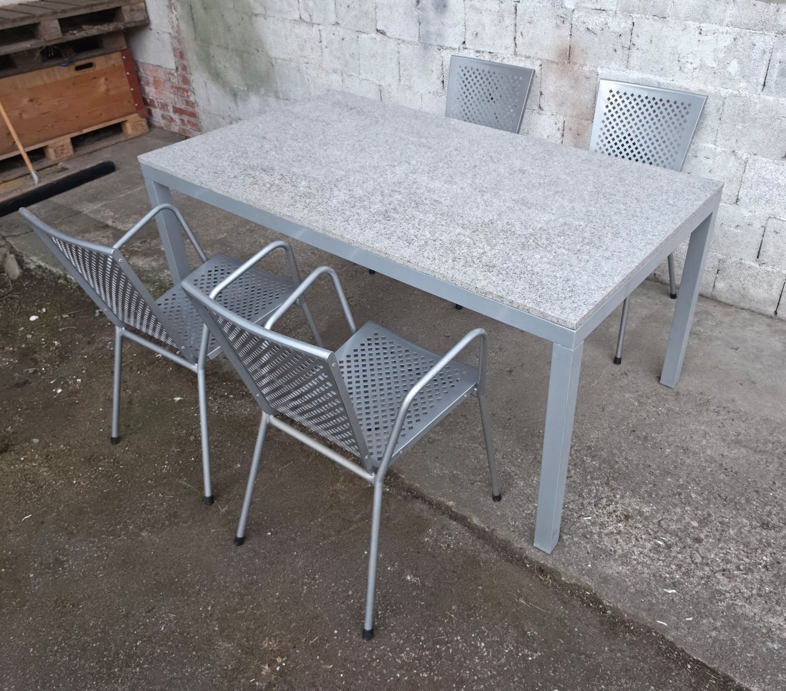 Tavoli: Granittisch mit 4 Stühlen – Usato da Etzgen venduto da juj_b678