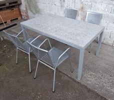 Granittisch mit 4 Stühlen