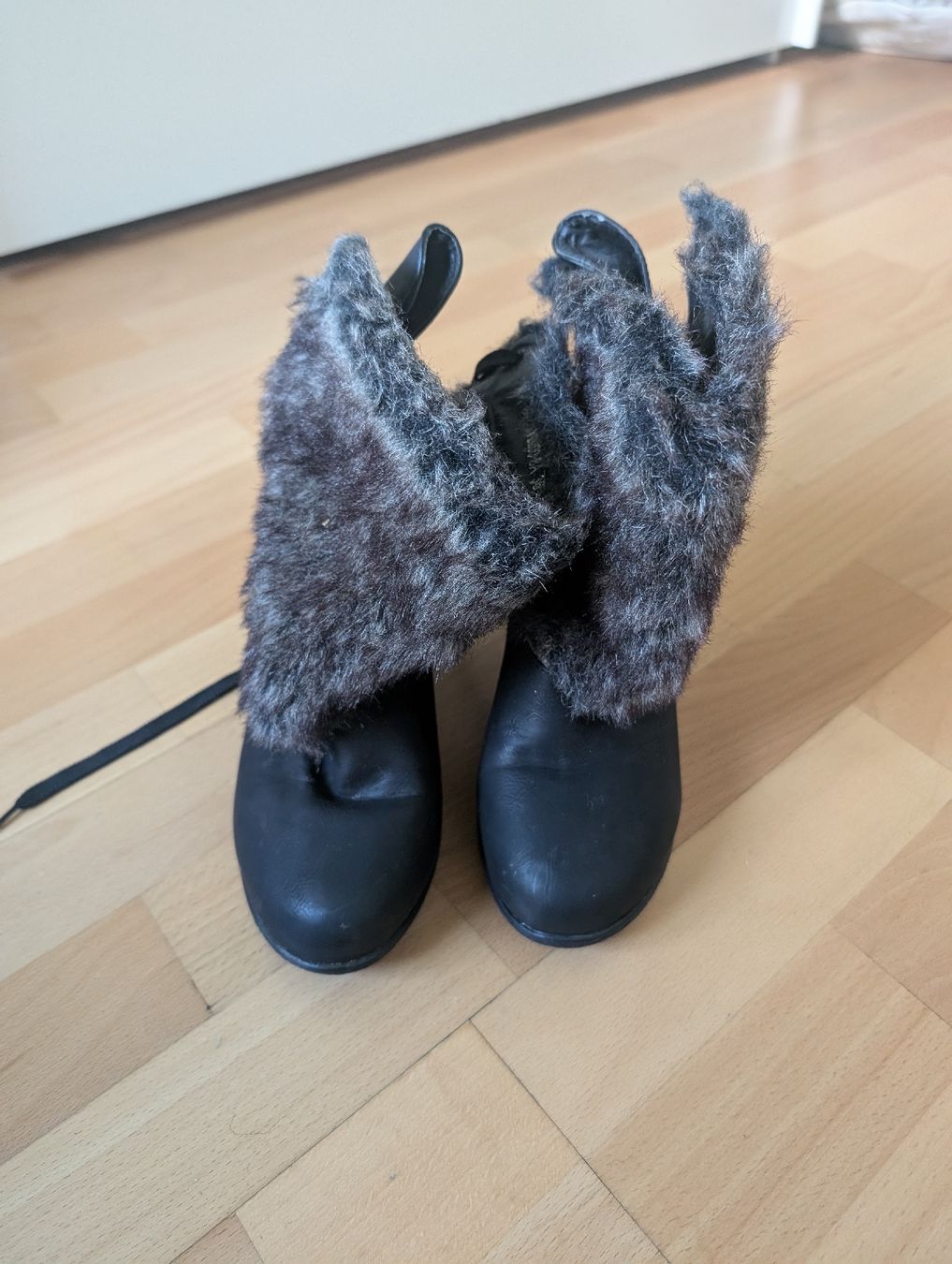 Scarpe da donna: Schwarze Stiefeletten mit Kunstfell – Nuovo (secondo la descrizione) da Wallisellen venduto da sca97