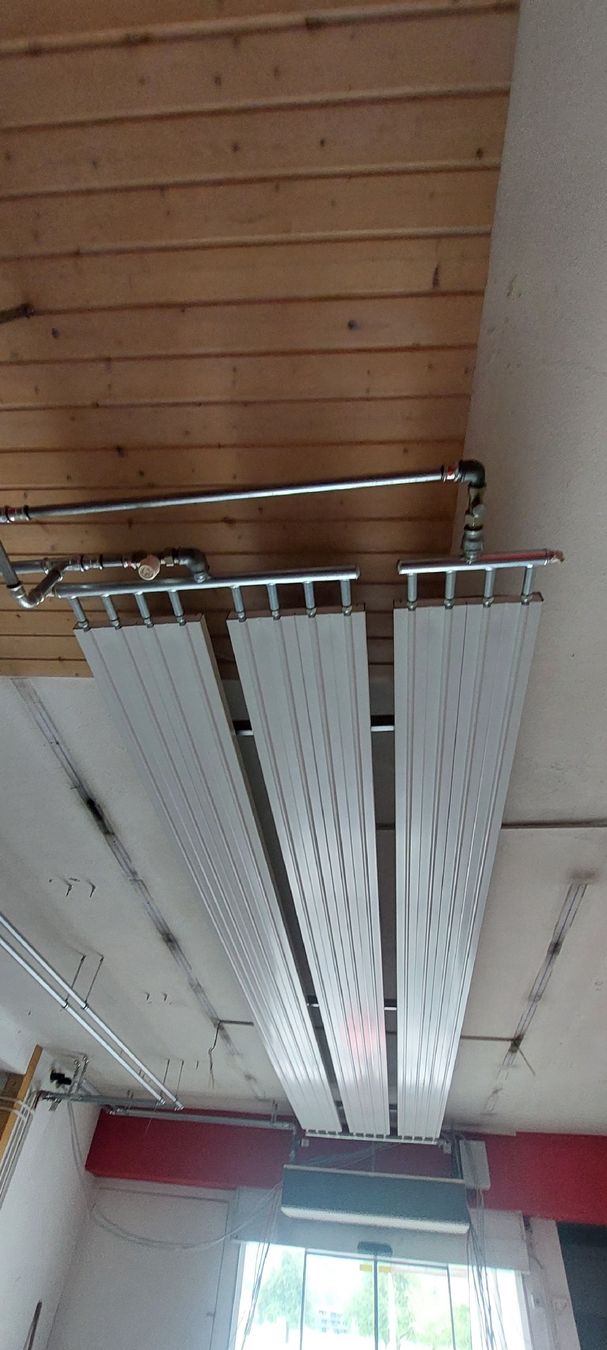 Zehnder Radiatori: 2x Deckenstrahlplatten 3 Elemente a 5 m – Usato da Stans venduto da Ruthli56 4