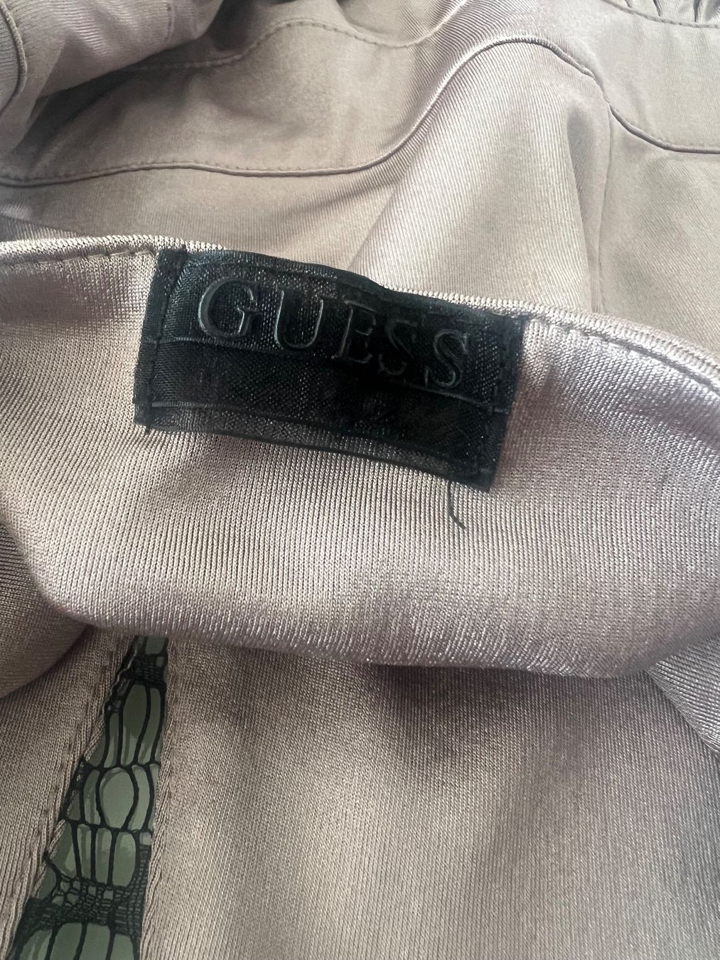 Top: Top Guess Gr. M – Usato da Näfels venduto da ale_c9qn 2
