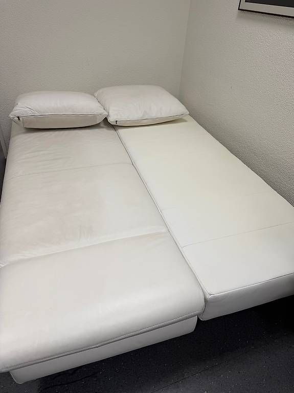 Divani: Weisses Ledersofa ausziehbar  – Usato da Rothrist venduto da Tech_Liqshop 2