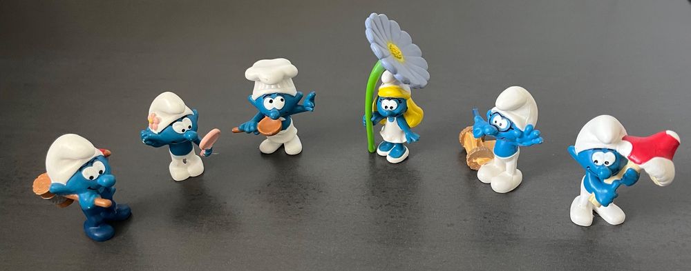 Debout à l'arrêt de bus et s'approchant de lui, maquette de panneau d