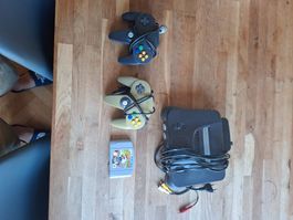 Nintendo 64 Konsole mit 2 Controllern und Spiel Mario Kart