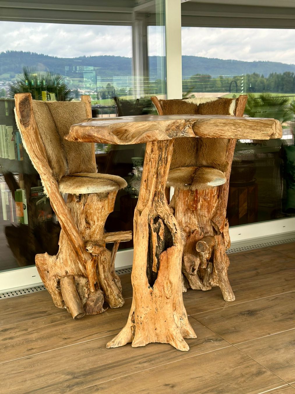 Set di tavolo e panche: Rustikaler Olivenbaum Tisch + 2 Stühle – Usato da Buchs AG venduto da NovidarteAG 3