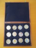LOT: 12 Medaillen - neu - stgl - incl 12er Holzbox CHF 24.00