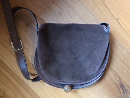einfache Leder Hand Tasche mit Holzknopf als Verschluss