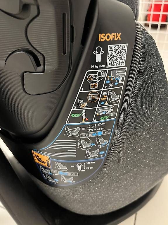 Seggiolini per auto: Bébé Confort Siège Auto pivotant AxissFix Isofix, noir – Usato da Cointrin venduto da Hellmo 2