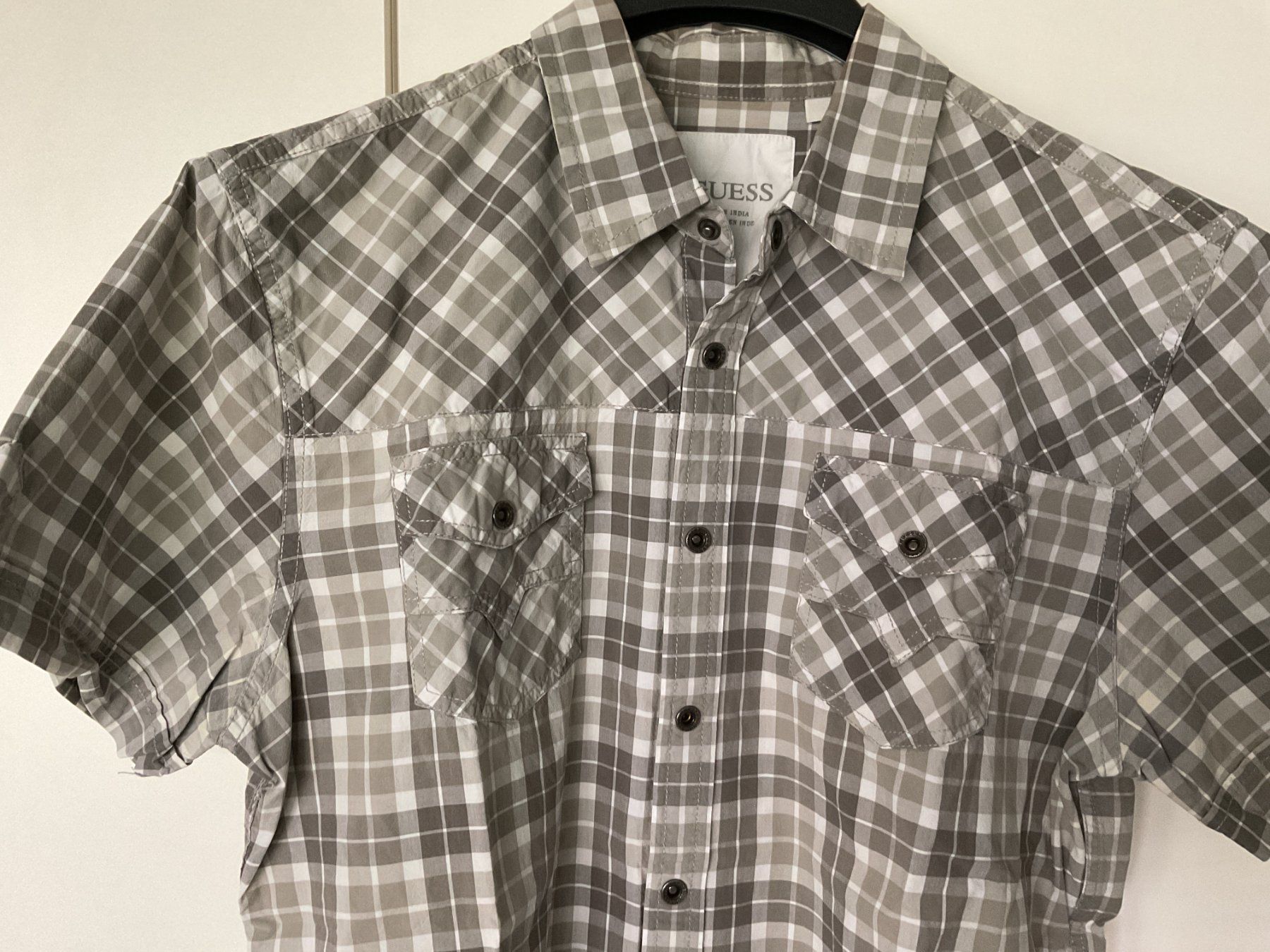 Guess Camicie: Guess - Cooles Hemd kurzarm - Gr. L – Usato da Walchwil venduto da Budy7