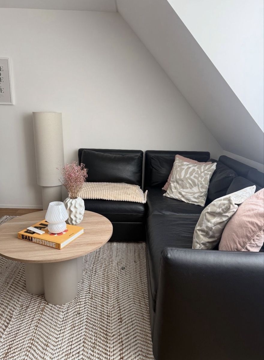 Ikea Divani: IKEA Ecksofa schwarz – gepflegt & bequem – Usato da Zürich venduto da noemiassunta 1