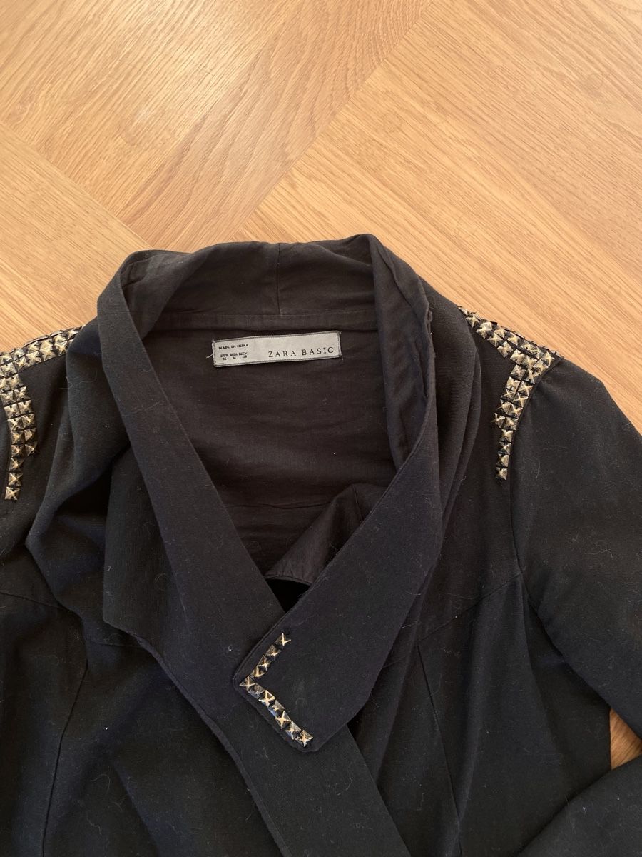 Zara Giacche: Schwarze Zara Basic Jacke mit Nieten, Grösse M – Usato da Zürich venduto da blancali 2