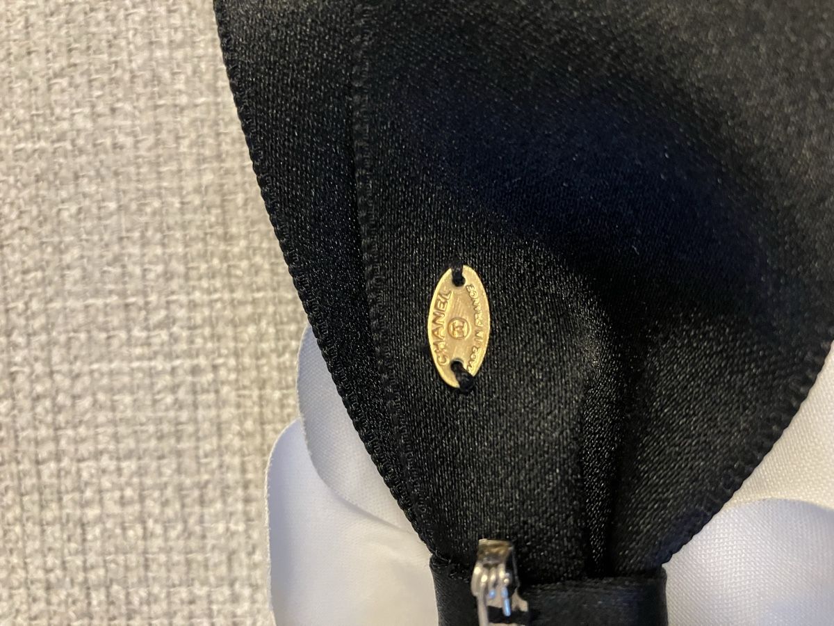 Chanel Spille & Fermagli: Broche Chanel  – Usato da Montreux venduto da princessleia 1