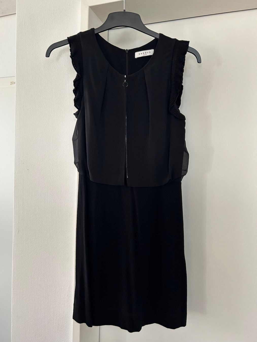 Sandro Vestiti: Kleid schwarz Sandro – Usato da Schwyz venduto da lookatit