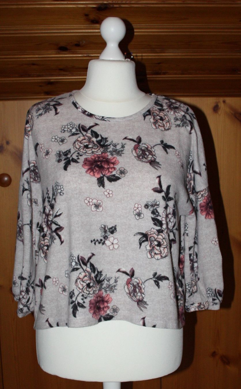 Pullover & Sweatshirts: Pullover Chicoree beige - bunt mit Blumen Gr. M – Gebraucht aus Flüelen von Diversicum-Textil