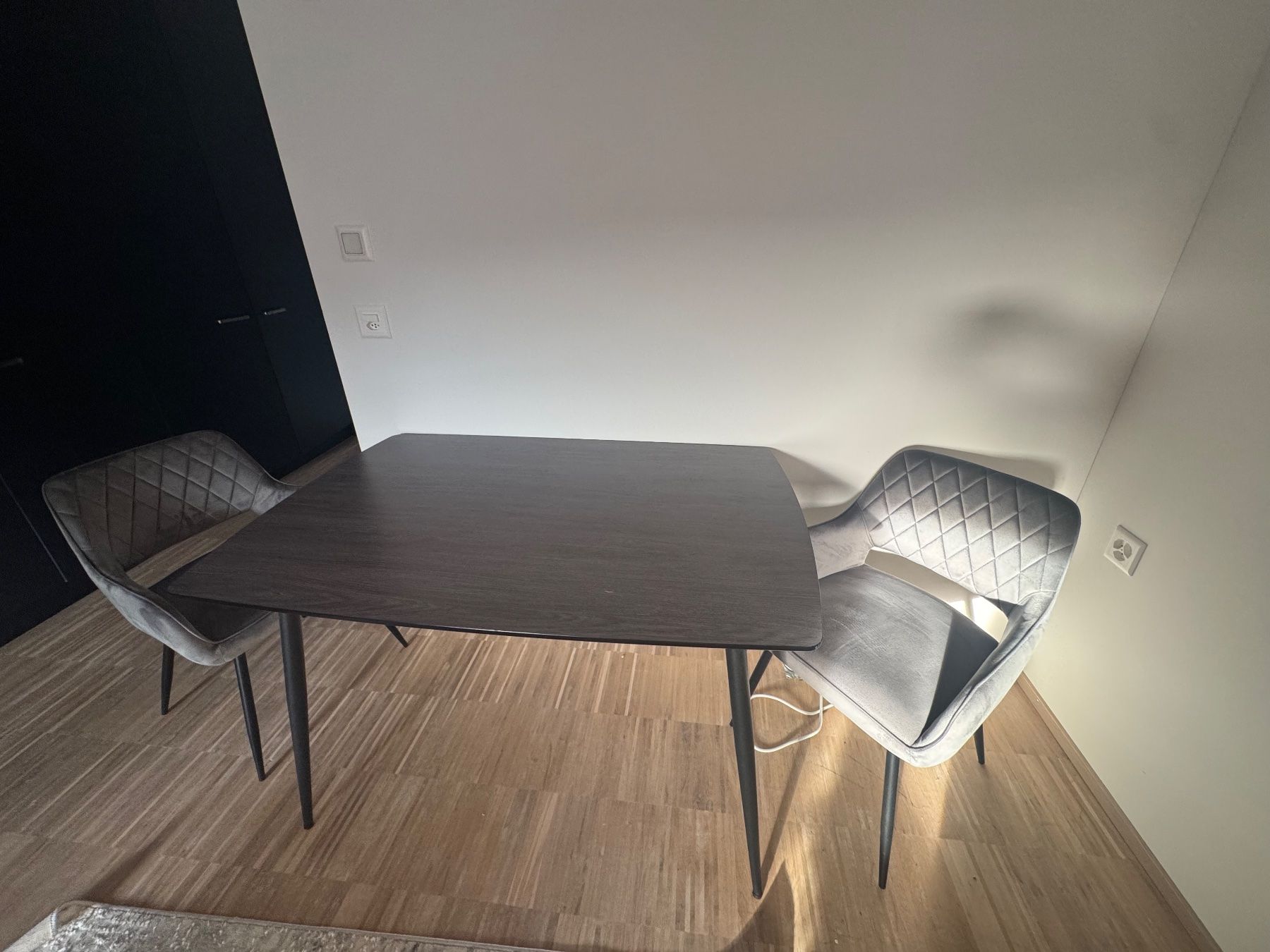 Set di tavolo e panche: Esstisch mit zwei Stühlen – Usato da Horw venduto da tes_f8x6