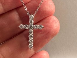 Schicker Kreuzanhänger aus 18 Karat Weißgold mit Diamanten
