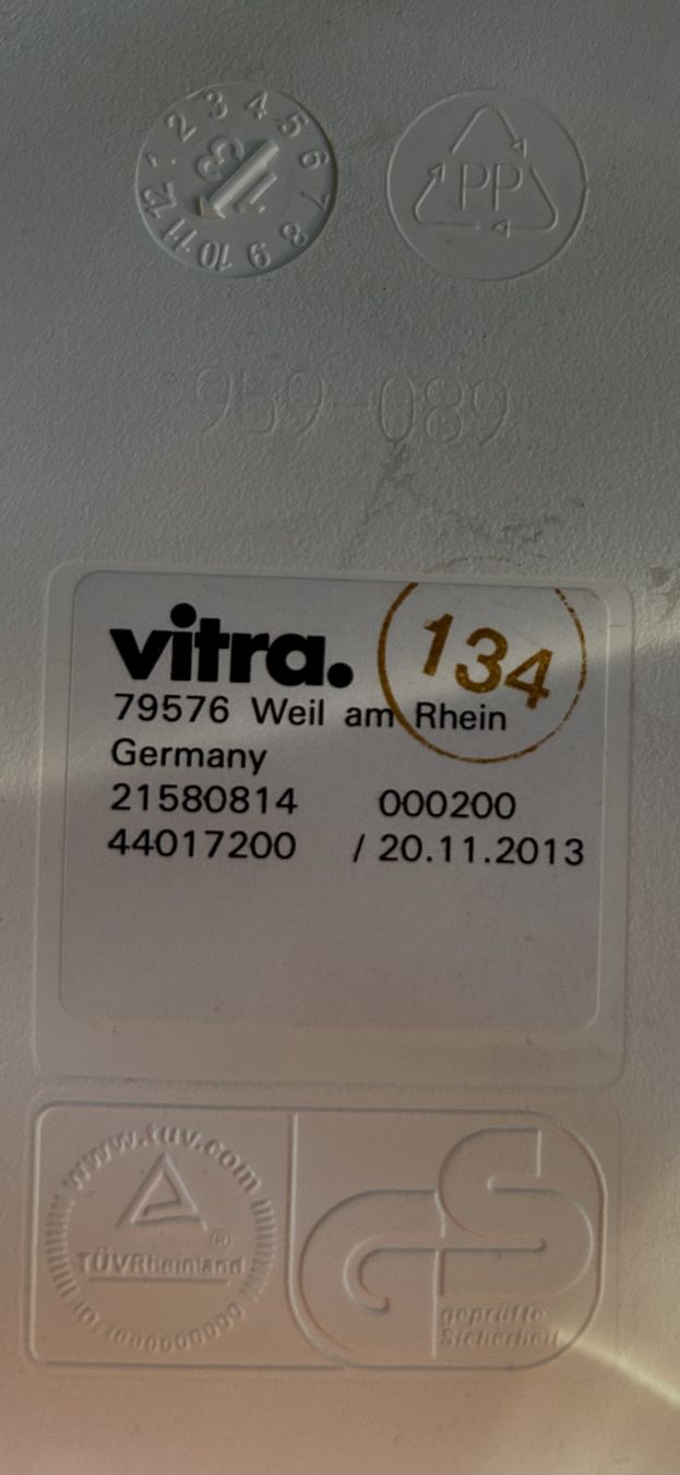 Vitra Sedie: Verkauft werden 8 Vitra Stuehle im Eames Stil – Usato da Männedorf venduto da din_9b25 5