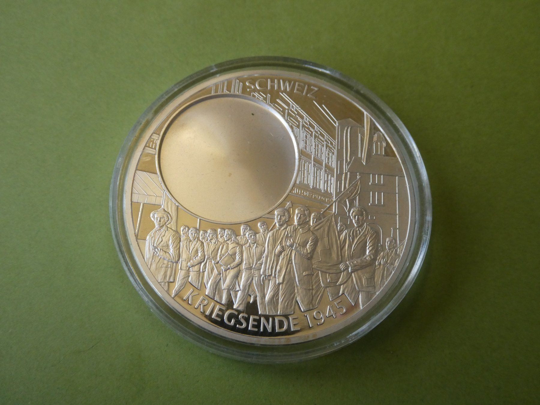 Medaillen: versilberte Medaille 50 mm PP,   Kriegsende 1945 – Gebraucht aus Hinterforst von Rohusri