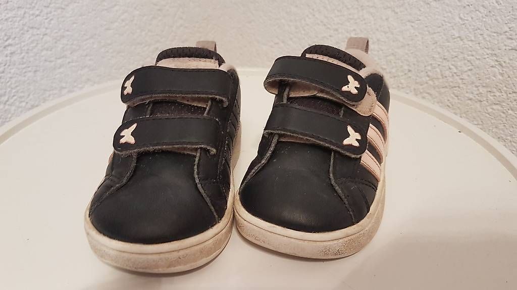 Scarpe per ragazzi: Chaussures enfant Nike, adidas, UGG  – Usato da fribourg venduto da pegalex 1