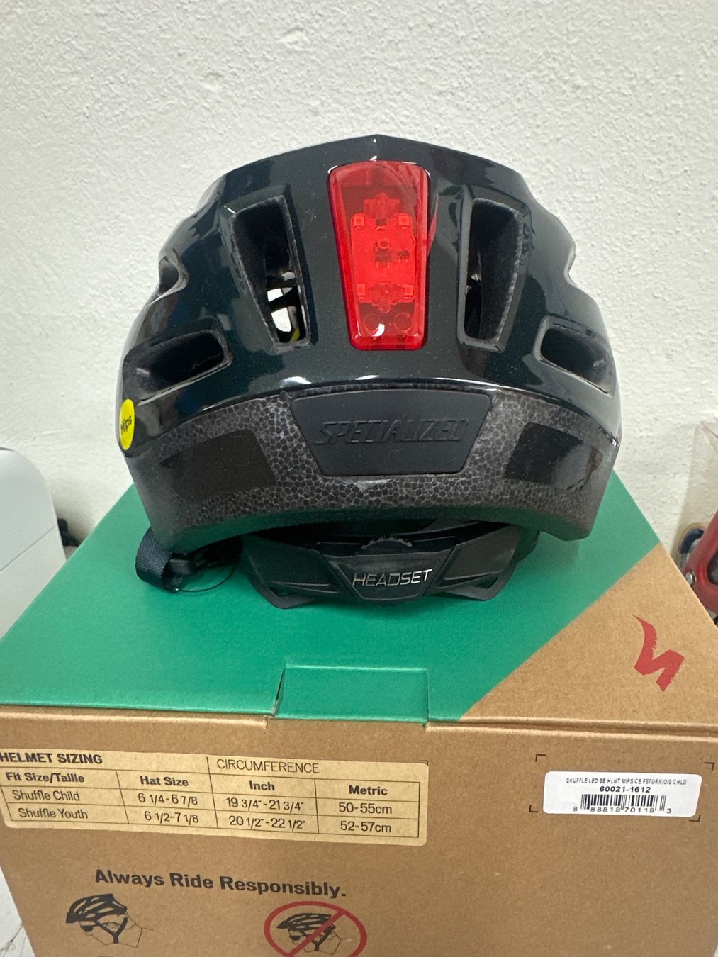 Specialized Caschi: Specialized Kinderhelm Shuffle LED Gr. 50-55cm Neu – Nuovo e nell'imballaggio originale da Zürich venduto da Barspin 2
