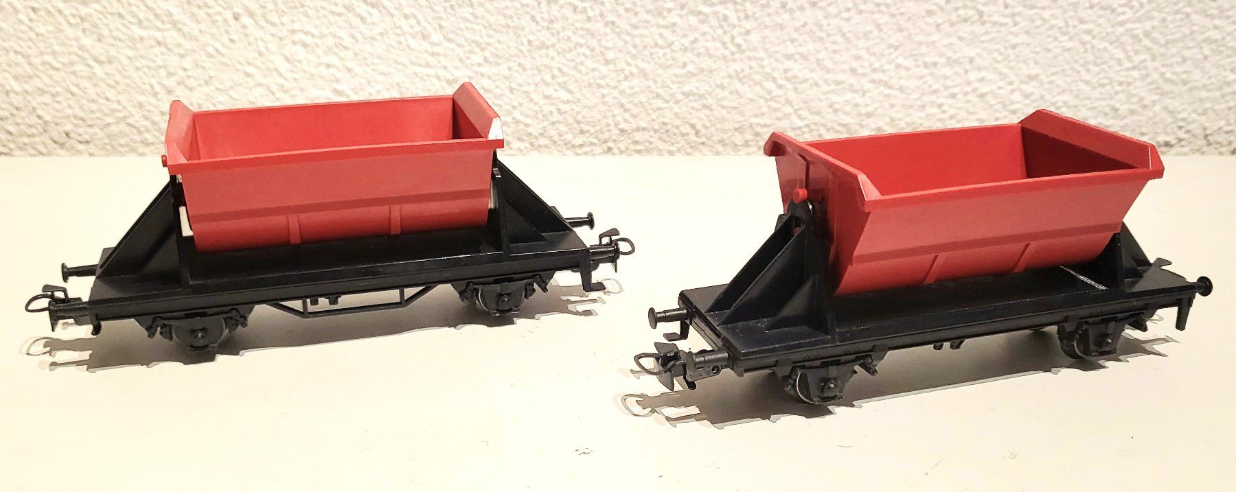 Märklin Modelleisenbahnen: Märklin 2 schöne Kipplore Güterwagen, rot – Gebraucht aus Dielsdorf von
