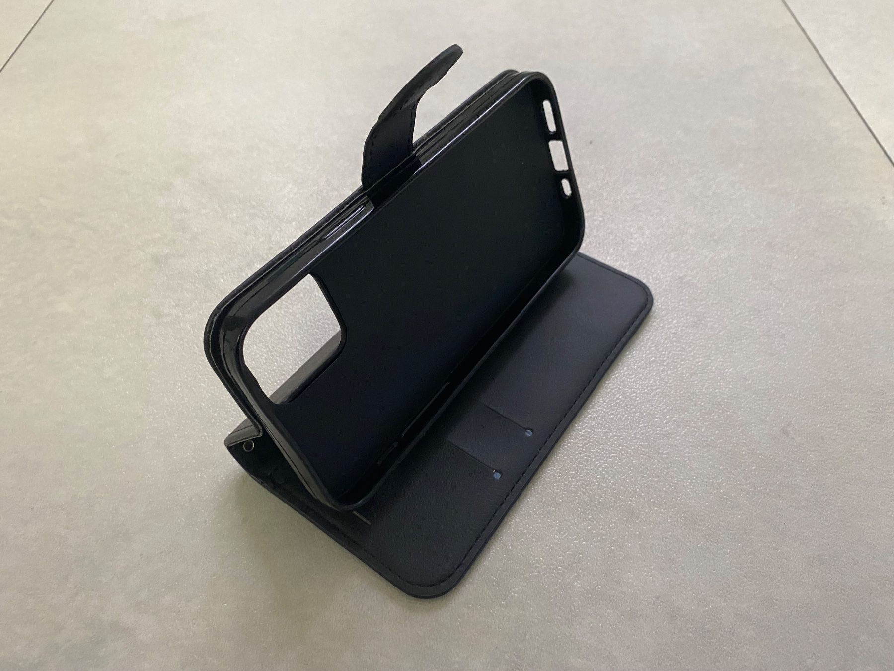 Cover & Protezioni schermo: Leder-Etui Hülle Iphone 12 Pro  – Nuovo e nell'imballaggio originale da Spreitenbach venduto da Brockiland-Flohmarkt 3