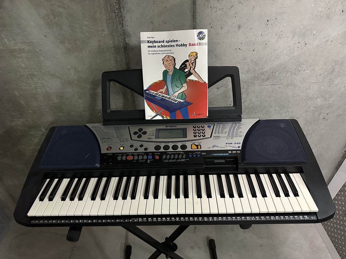 Yamaha Strumenti musicali: Keyboard Yamaha PSR-340 mit Ständer und Buch – Usato da Chur venduto da Sim7000 2