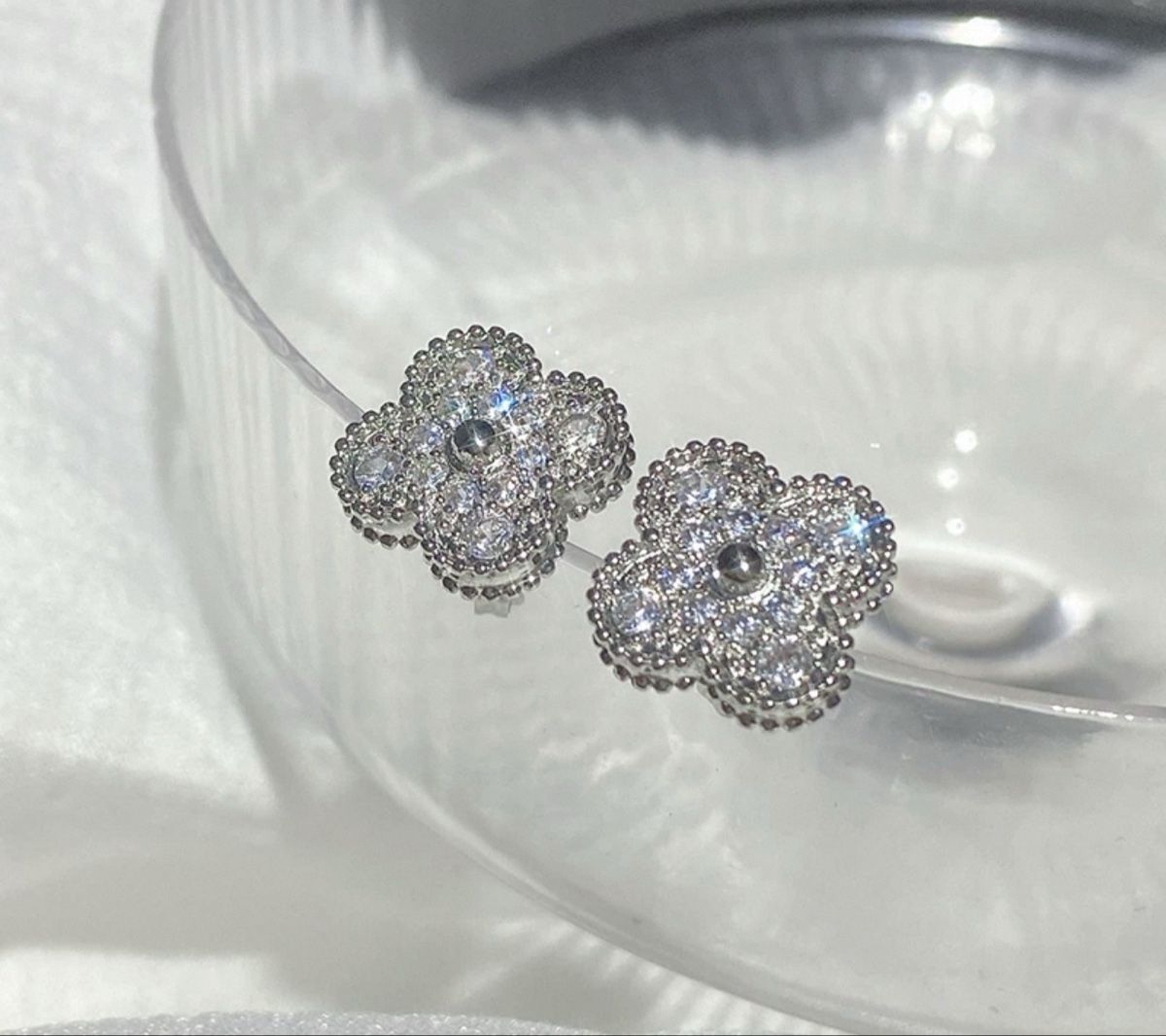 Orecchini pendenti & Orecchini a lobo: Clover Earrings -1.4cm – Nuovo e nell'imballaggio originale da Chur venduto da Madeys