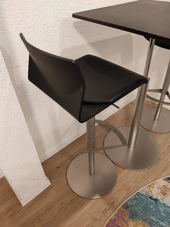 : Table et tabourets de bar – Usato da Lausanne venduto da fbe_m7n7 1